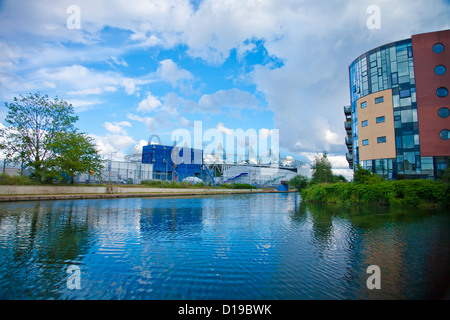 Blick auf das Olympische Stadion und Arcelor Mittal Orbit in Stratford über den Fluß Lea, Hackney Wick, East London. Stockfoto