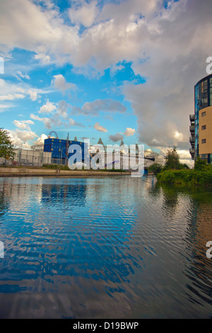 Blick auf das Olympische Stadion und Arcelor Mittal Orbit in Stratford über den Fluß Lea, Hackney Wick, East London. Stockfoto