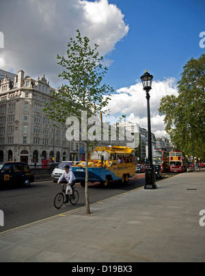 Verkehr am Piccadilly zeigt Duck Tours auf dem Land, in der Nähe von Green Park, City of Westminster, London, Greater London, England, United Stockfoto