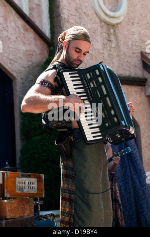 Akkordeonspieler Musiker an der Maryland Renaissance Festival 2012, Crownsville Road, Annapolis, Maryland. Stockfoto