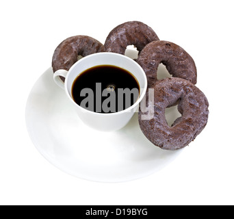 Vier Schokoladen Donuts auf einem Teller mit einer Tasse schwarzen Kaffee auf einem weißen Hintergrund. Stockfoto