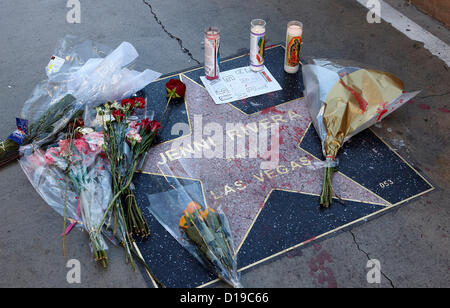 Tribute verließ Sänger Jenni Rivera auf ihren Stern auf dem Las Vegas Walk of Stars, Las Vegas Blvd, Las Vegas, Nevada, USA, 11. Dezember 2012. Jenni Rivera fehlt vermutete Toten nach einem Flugzeugabsturz am 9. Dezember 2012. Stockfoto