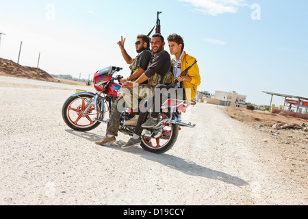 Azaz, Syrien, 10.05.12. Mitglieder der FSA ziehen über auf ihrem Weg in, Azaz von den türkischen Grenzposten bei Kellis. Stockfoto