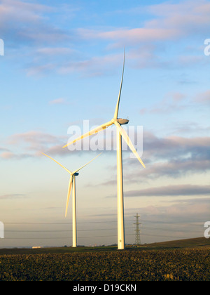 Zwei der fünf 2MW REpower MM92 Windenergieanlagen im Windpark Verschliesser North Yorkshire im Abendlicht Stockfoto