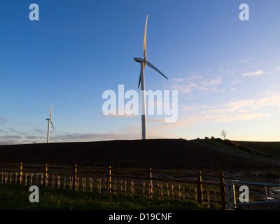 Zwei der fünf 2MW REpower MM92 Windenergieanlagen im Windpark Verschliesser North Yorkshire im Abendlicht Stockfoto