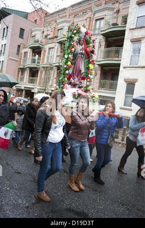 Fest der Jungfrau von Guadalupe, der Patron Saint of Mexico, 2012. Prozession zu Ehren der Jungfrau Maria in Park Slope, Brooklyn Stockfoto