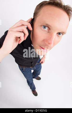 Mitte erwachsener Mann mit Handy Stockfoto