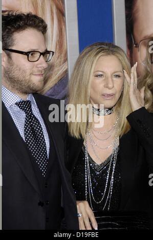 Seth Rogen, Barbra Streisand im Ankunftsbereich für Schuldgefühle Premiere, Regency Village Westwood Theatre, Los Angeles, CA 11. Dezember 2012. Foto von: Michael Germana/Everett Collection Stockfoto