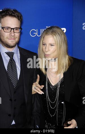 Seth Rogen, Barbra Streisand im Ankunftsbereich für Schuldgefühle Premiere, Regency Village Westwood Theatre, Los Angeles, CA 11. Dezember 2012. Foto von: Michael Germana/Everett Collection Stockfoto