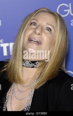 Barbra Streisand im Ankunftsbereich für Schuldgefühle Premiere, Regency Village Westwood Theatre, Los Angeles, CA 11. Dezember 2012. Foto von: Michael Germana/Everett Collection Stockfoto