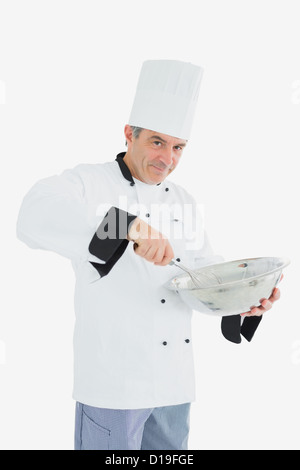 Koch, die Zutaten in einer Schüssel mischen Stockfoto