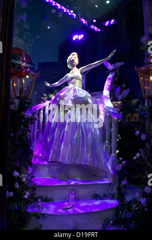 Weihnachts-Fenster anzeigen bei Harrods, Knightsbridge, London 2012 Stockfoto