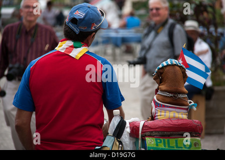 Straßenkünstler mit seinem Hund verkleidete in Havanna, Kuba Stockfoto