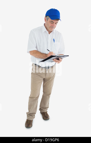 Lieferung Mann Unterzeichnung Papier in Zwischenablage Stockfoto