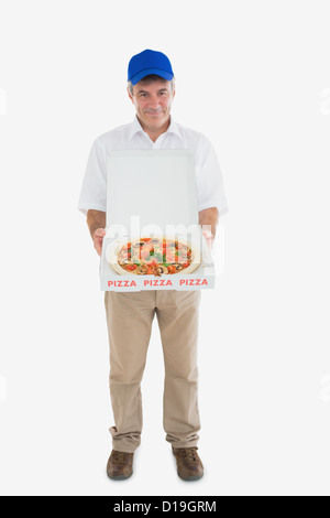 Porträt von glücklich Lieferbote holding pizza Stockfoto