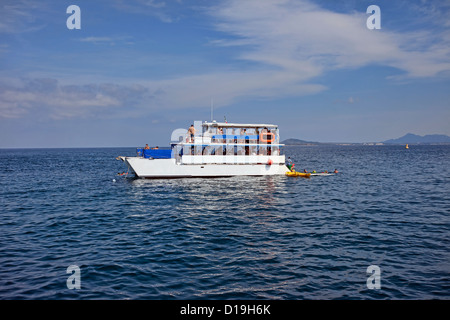 Tauchen und party-Boot vor der mexikanischen Küste bei Puerto Vallarta, Mexiko, Pazifischen Ozean. Stockfoto