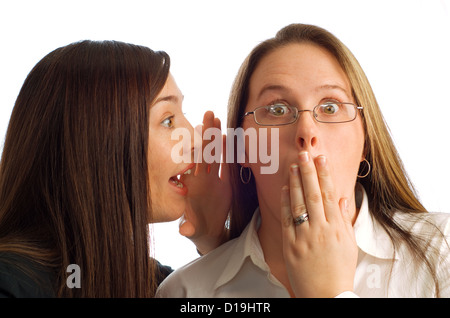 Tratschen Geschäftsfrauen mit überrascht, erstaunt oder verlegen Ausdruck isoliert auf weiss Stockfoto