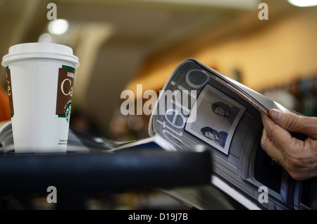 Frau liest Dekoration Magazin in Barnes & Noble Cafeteria, Union Square, New York Stockfoto