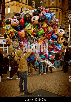 Ballon Verkäufer bei Weihnachtsmarkt Stockfoto