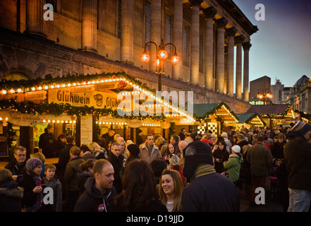 Frankfurter Weihnachtsmarkt in Victoria Square, Birmingham, Großbritannien Stockfoto