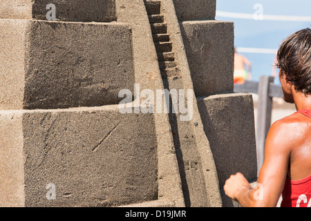 Mann, die Formung einer Maya-Pyramide Tempel Sand Skulptur an einem Strand in Puerto Vallarta Stockfoto