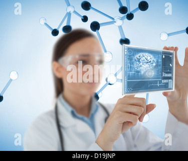 Lächelnde Frau hält einen virtuellen Bildschirm Stockfoto