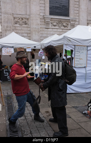 Zwei Demonstranten außerhalb der Küche im besetzen London antikapitalistischen Lager außerhalb St. Pauls Kathedrale im Oktober 2011. Stockfoto