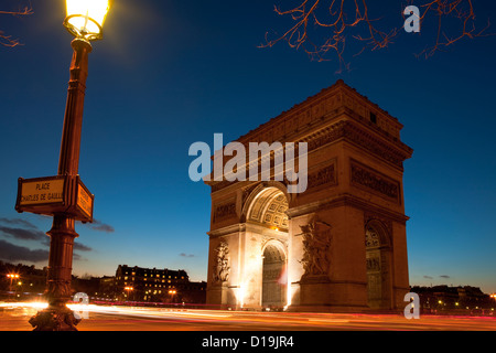 Der Triumphbogen (Arc de Triomphe de l'Étoile) ist eines der berühmtesten Denkmäler in Paris, Frankreich Stockfoto