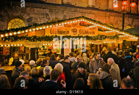 Frankfurter Weihnachtsmarkt in Victoria Square, Birmingham, Großbritannien Stockfoto