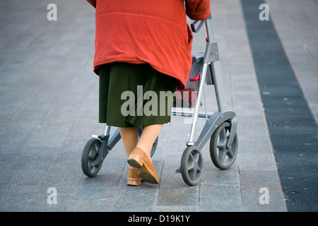 Eine ältere Frau auf der Straße mit ihrem Fuß Rahmen Stockfoto