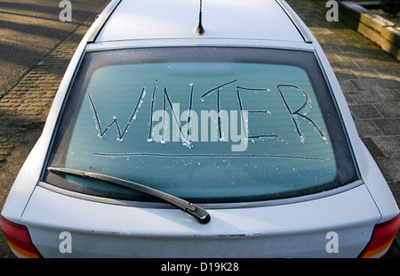 Das Wort Winter auf den gefrorenen Heckscheibe eines Autos geschrieben Stockfoto