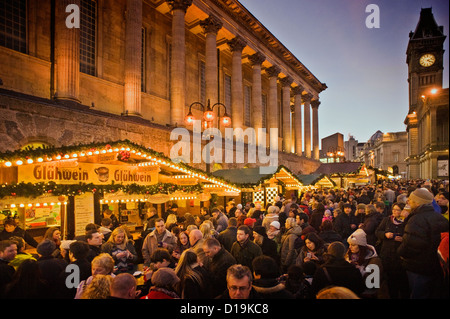 Frankfurter Weihnachtsmarkt in Victoria Square, Birmingham, Großbritannien Stockfoto