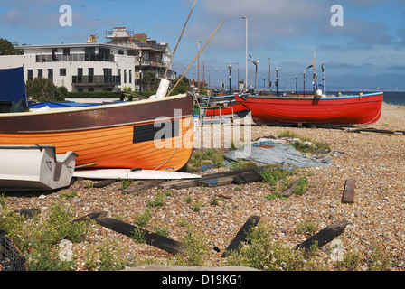 Kleine Fischerboote am Kiesstrand in Worthing. West Sussex. England Stockfoto
