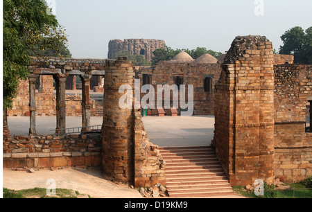 Tempelruinen bei Qutab minar-Komplex, Delhi, Indien. Stockfoto