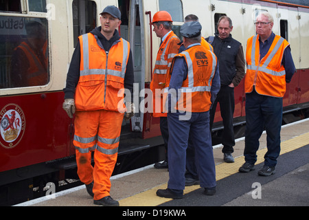 Gruppe von Eisenbahnern mit dem Zug am Westbury im August Stockfoto