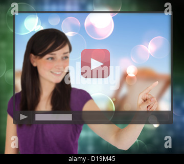 Frau mit Video auf Touch-screen Stockfoto