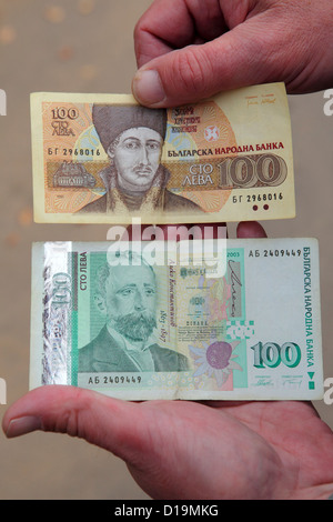 Ein Mann zeigt zwei 100 Lev Banknoten in Bulgarien. Die kleinere der beiden (oben) ist nicht mehr im Umlauf im Jahr 2012. Stockfoto