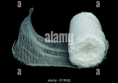 Weiße Rollen Bandage auf schwarzem Hintergrund Stockfoto