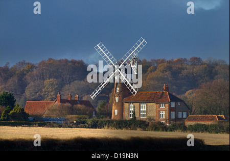 Windmühle in Weybourne Norfolk an stürmischen Tag Stockfoto