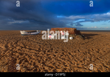 Krabben-Boote auf der Kiesstrand am Cley North Norfolk Teil einer National Nature Reserve hochgezogen Stockfoto