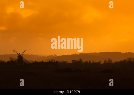 Windmühle Cley und Naturschutzgebiet Cley Marshes an der Küste von North Norfolk Stockfoto