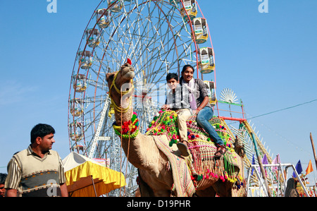 Indische Familie Kamel reiten in Pushkar Fair Stockfoto