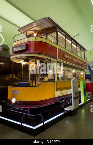 Am alten Glasgow Straßenbahn im neuen Transportmuseum im Riverside Museum in Glasgow; Die Architektin Zaha Hadid Stockfoto