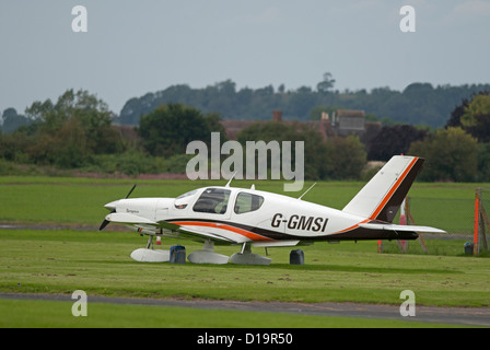 Socata TB-9 Tampico, vom Halfpennygreen Flugplatz, Bobbington ausziehen. West-Mittelland. England.  SCO 8884 Stockfoto