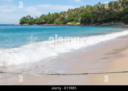 Wellen brechen an der sandigen Küste am Pansea Beach, Surin Beach, Phuket, Thailand Stockfoto