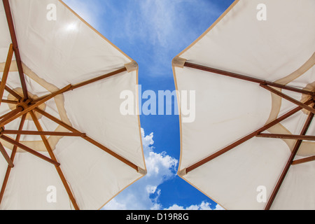 Sonnenschirme am Pansea Beach, Surin Beach, Phuket, Thailand Stockfoto