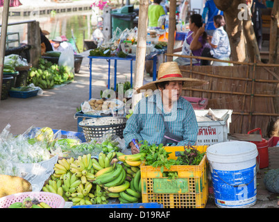 Thai-Frau mit Hut im Tha Kha schwimmenden Markt in der Nähe von Bangkok, Thailand Stockfoto