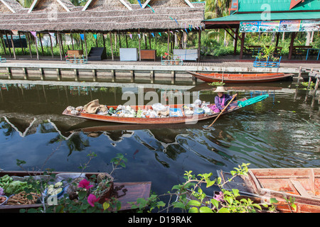 Frau paddeln Boot am Tha Kha schwimmenden Markt in der Nähe von Bangkok, Thailand Stockfoto