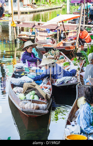 Einheimische Frauen auf Boote Verkauf von waren an einem Fluss, Tha Kha schwimmenden Markt, in der Nähe von Bangkok, Thailand Stockfoto