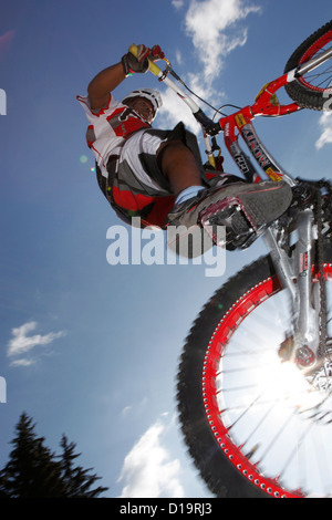 BMX-Biker fährt einen Hindernis-Parcours eingerichtet im Extremsport Alpine Höhenkurort Verbier, Schweiz Stockfoto